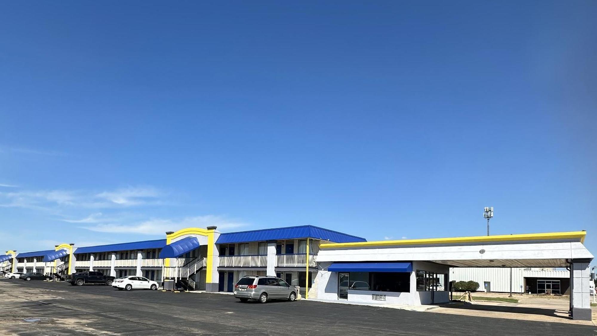 Days Inn By Wyndham Salina South Exterior photo